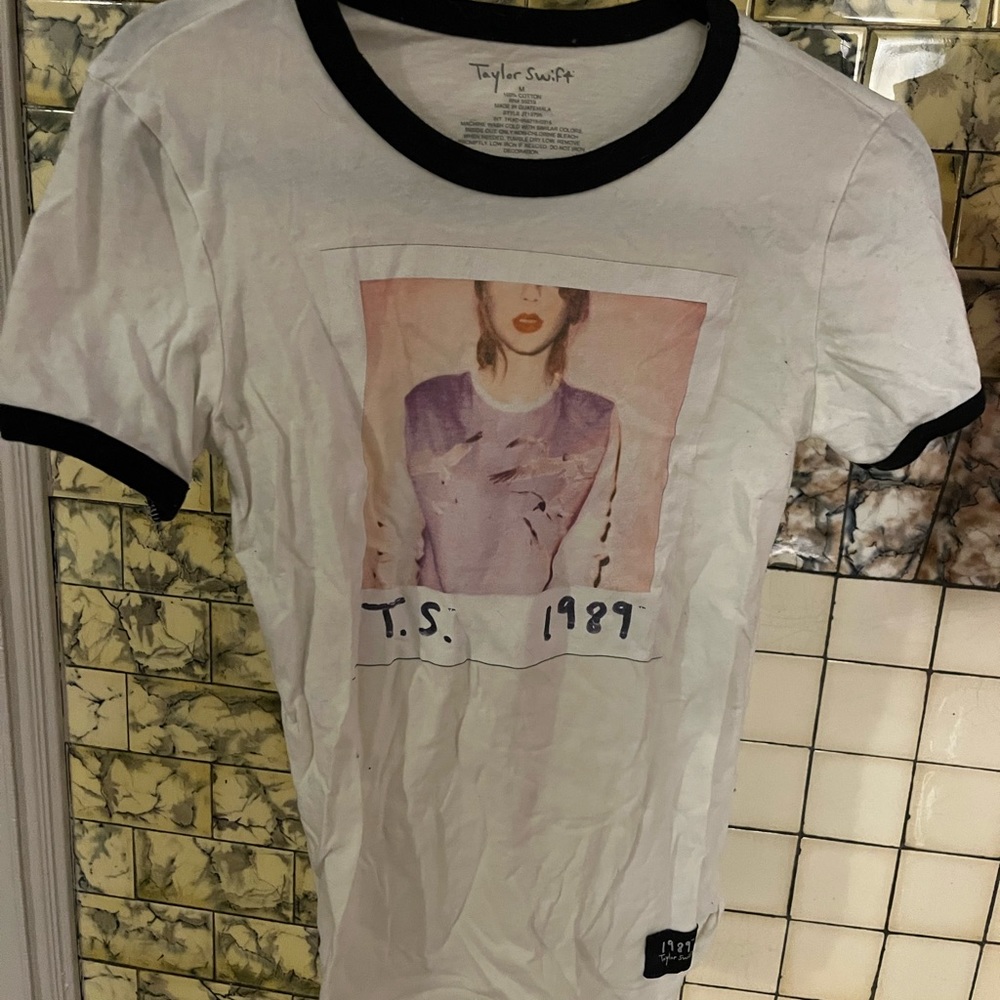 Taylor Swift 1989 World Tour T-Shirt. Origional. Used. Size M. Fits like small.